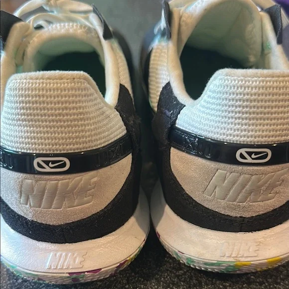 Nike Indoor soccer shoes Size 7 in men’s sizing - Picture 2 of 4